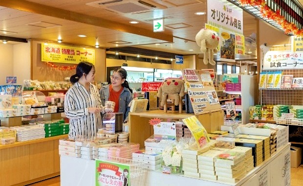 Souvenir Shop “HANAKAGO”